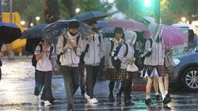 華南雲雨區影響　北台灣降雨中央氣象局指出，25日晚間到26日受到華南雲雨區影響，水氣增加，各地都會下雨。台北市北投區傍晚降雨，下課的學生們撐傘遮雨。中央社記者徐肇昌攝  112年3月25日