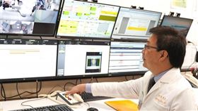 ▲北醫質子中心今（1）日正式啟動，台北醫學大學附設醫院邱仲峯院長按下啟動鈕，完成大台北地區的首次質子治療。（台北醫學大學附設醫院提供）