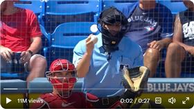 ▲費城人捕手瑞爾穆托（J.T. Realmuto）沒接到主審的球被趕出場。（圖／翻攝自FOX Sports: MLB推特）