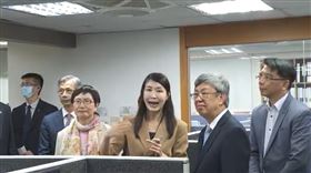 陳建仁視察全民共享普發現金1988客服專線中心（圖／行政院提供）