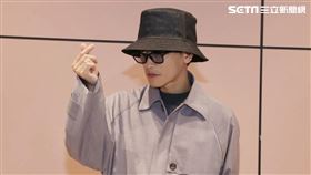 佐藤健步出桃機大廳現場粉絲們響起粉絲尖叫聲。（圖／記者邱榮吉攝影）