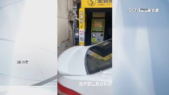 傻眼！轎車違停「封鎖」停車場繳費機
