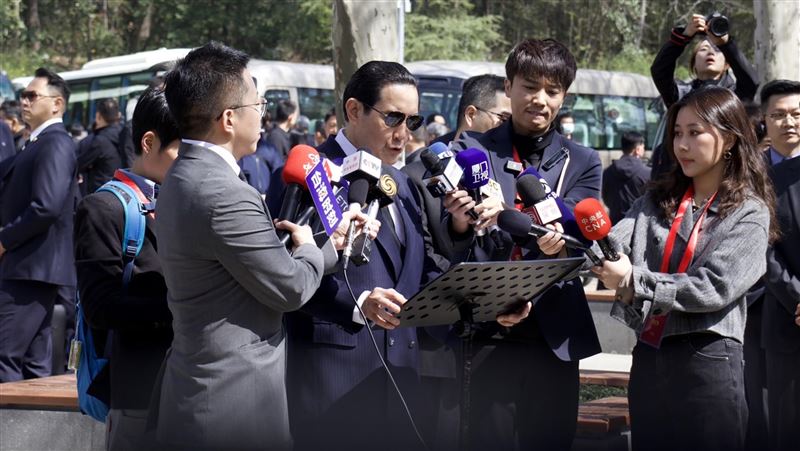 黃越綏轟馬英九　迷戀習近平彎腰脫褲子