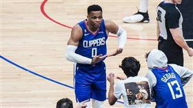 ▲威斯布魯克（Russell Westbrook）吃掉貝佛利（Patrick Beverley）比出哄小孩手勢。（圖／翻攝自快艇推特）