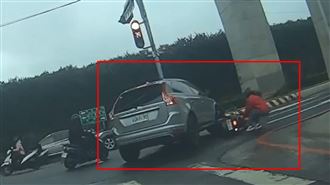 機車自摔瑞典坦克硬過騎士險被輾　影片曝