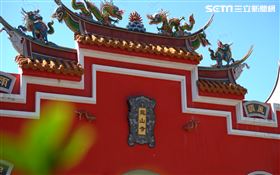 熟悉的公園出現一間閩東式封火山牆的廟