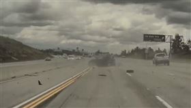 雪弗蘭輪胎突脫落！命中小客車「360度騰空重摔」　還遭污辱性回馬槍