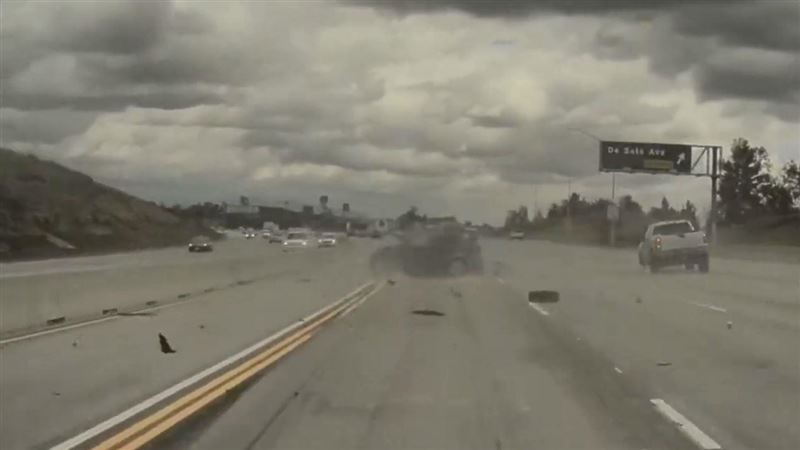 貨車輪胎突脫落　命中黑車360度騰空重摔