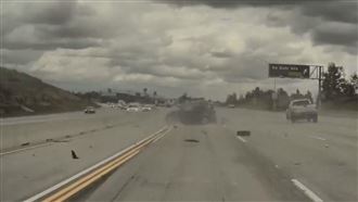 貨車輪胎突脫落　命中黑車360度騰空重摔