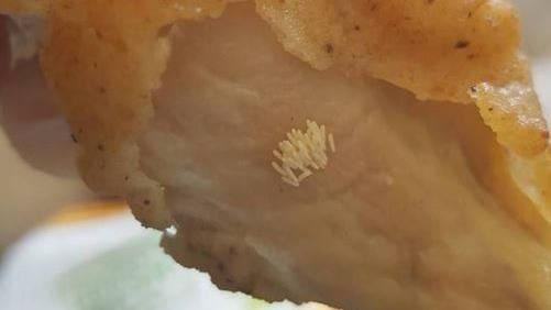 炸雞黏有一坨起司粉！她比對照片奔廁狂嘔