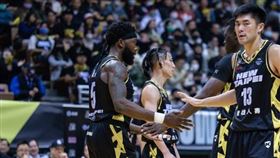 新北國王擊敗桃園璞園領航猿，成為本季第一支挺進季後賽的球隊。（圖／新北國王提供）