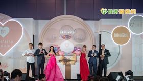 由左至右 台灣美容外科醫學會理事 張高榮醫師(左一) 台灣形體美容外科醫學會理事 王祚軒醫師(左二) 李蒨蓉(左三) 劉涵竹(右三) 泰可國際執行長 鄭旭辰 前台灣皮膚暨美容外科醫學會理事長 曾忠仁醫師(右一)