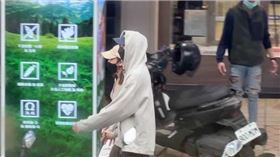 待了足足20分之久，離開時曹佑寧主動伸手要和王淨牽手，兩人十指緊扣甜蜜離去。（圖／本刊攝影組／CTWANT提供）