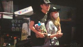 3/20 02：18，聚會結束後，兩人告別好友們，果然遇上獨處時間，李凱又伸手親密環抱愷愷。（圖／鏡週刊提供）