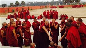 ▲熊慧行在印度出家修行時，與同學辯論藏傳佛教教義。（圖／翻攝羅卓仁謙臉書）

