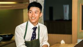 25歲型男名廚崎楓真驚爆涉嫌強制猥褻女性被逮捕。（圖／翻攝自崎楓真臉書）
