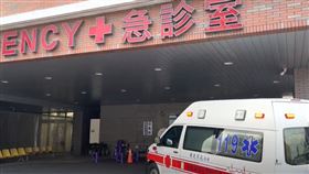 沙拉油潤滑都拔不出來！小三男童兩隻食指卡椅子洞「連人帶椅」送醫鋸開 急診室外觀 救護車開進急診室 （圖／記者王浩原攝影）