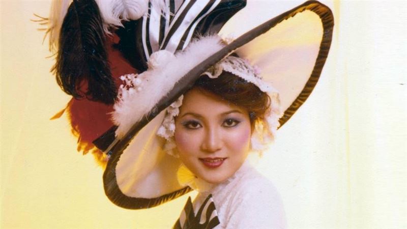 妖姬歌后驚罹帕金森氏症　手嘴狂抖掉出舌