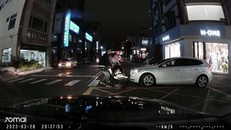 轎車壓斑馬線左轉衝嬰兒車　驚險畫面曝