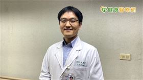 高雄長庚神經內科部巴金森氏病中心主任陳盈發醫師表示，巴金森病患者，可透過「雞尾酒療法」方式的用藥來達到動作症狀的改善。