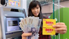 7-ELEVEN自4月10日起再推出「6,000元放大隨取卡」預購(限持「ATM領現」小白單預購)，加碼送1,000元，等同可使用7,000元面額，讓民眾可慢慢折抵消費，輕鬆購物。（圖／超商業者提供）