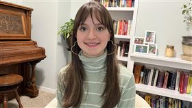 凱拉．畢雅羅勃斯備戰全美拼字大賽美國愛達荷州8年級生凱拉．畢雅羅勃斯（Kayla Tenney Villalobos）2月參加區域拼字大賽，最後一輪靠著隨機考題Taiwan奪冠，正全力備戰全國比賽。（凱拉．畢雅羅勃斯提供）中央社記者張欣瑜舊金山傳真  112年3月29日