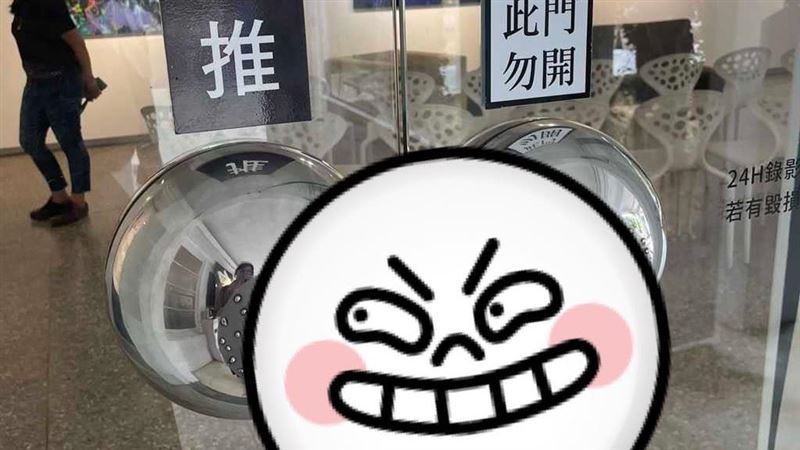 某藝廊門把造型太特殊！老司機羞爆：好色