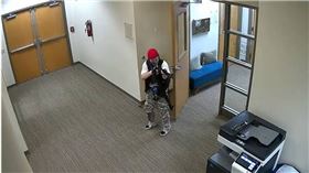 變性女槍手校園殺戮6死！ 生前「駭人影像」曝光（圖／翻攝自YouTube）