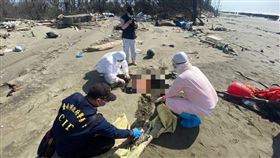離奇，台中到高雄，外海，陸續發現7具浮屍，男女，疑遭人蛇集團海上丟包(圖／翻攝畫面)