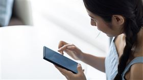 儘管半數的人有信心自己能夠識別詐騙，仍有73%的人容易忽略數位環境中的可疑訊息。（圖／Visa提供）
