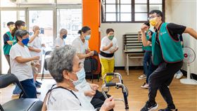 職能治療師帶領長輩一邊唱著經典歌曲，一邊全身舞動。（圖／台灣人壽提供）