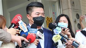 遭檢偵辦1000萬交保  顏寬恒：全案是莫須有指控國民黨籍前立委顏寬恒疑涉及國有土地竊占等案，29日遭檢方諭知以新台幣1000萬元交保；顏寬恒（中）表示，案件偵辦是莫須有的指控。中央社記者蘇木春攝  112年3月29日