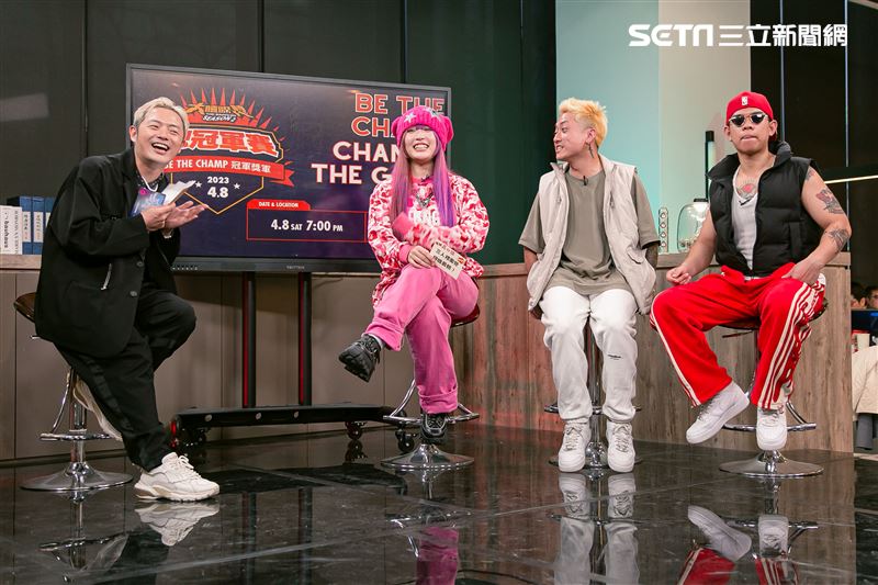 小記者大明星C.holly、比杰、五木三立新聞網專訪。 （圖／記者楊澍攝影）