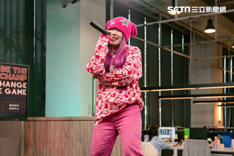 小記者大明星C.holly、比杰、五木三立新聞網專訪。 （圖／記者楊澍攝影）