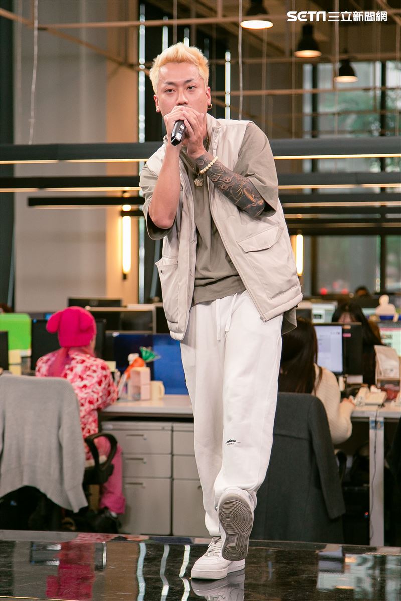 小記者大明星C.holly、比杰、五木三立新聞網專訪。 （圖／記者楊澍攝影）