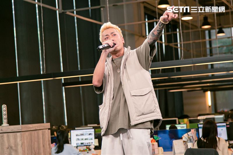 小記者大明星C.holly、比杰、五木三立新聞網專訪。 （圖／記者楊澍攝影）