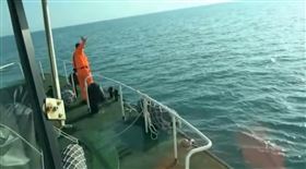 海上，浮屍，台南外海，打撈，海巡(圖／海巡署提供)