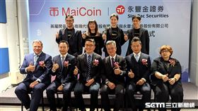 MaiCoin 集團創辦人暨執行長劉世偉（左）與永豐金證券投資銀行事業處處長蔡東良（右）完成簽約。（圖／記者戴玉翔攝影）