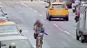 熊姓男子在松山區到處對女性襲胸、摸臀。（圖／翻攝畫面）