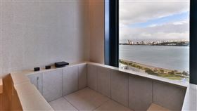 八里福朋喜來登－可在房內一邊泡湯一邊享受琥珀色黃金美人湯。（圖／旅宿業者提供）