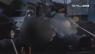 上班遇假車禍！男路中「擦玻璃」趴引擎蓋