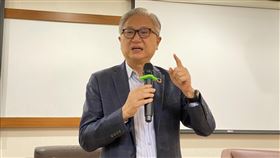 吳東昇：紡纖業需求明年下半年有望回升新光合纖董事長吳東昇30日針對明年景氣指出，「沒有人有水晶球」，以紡織產業來看，2023年前兩季還是調整期，但隨著庫存逐漸去化，下半年在正常情況下，需求有望回升。中央社記者賴言曦攝   111年11月30日