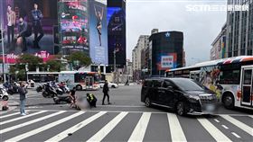 台北市中華路一段及成都路口發生轎車撞機車事故。（圖／翻攝畫面）