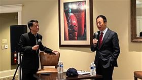 鴻海創辦人郭台銘（右）28日晚間參加「玉山科技協會」晚宴，華府玉山理事長蕭一白（左）出席。（圖／郭台銘辦公室提供）