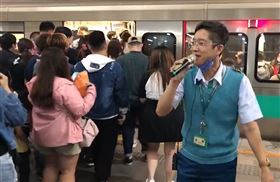 ▲影／五月天演唱會散場！高捷站長月台開唱（圖／翻攝自陳其邁臉書）