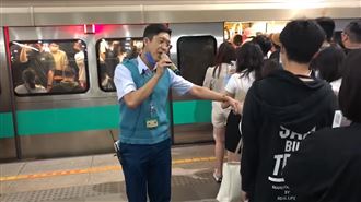 影／五月天演唱會散場！高捷站長月台開唱