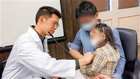父母當心　孩子久咳不癒恐是氣喘在搞鬼書田診所小兒科主治醫師蘇軏（左）指出，當孩童出現呼吸急促、無法完整說完一句話、明顯聽到喘鳴聲時，可能是急性氣喘發作，若有感冒症狀且久咳不癒時，也可能是氣喘搞鬼，呼籲盡快就醫診斷，盡早治療。（書田診所提供）中央社記者張茗喧傳真  110年3月12日