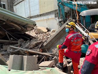 台中工地施工鄰房坍塌　現場搶救畫面曝