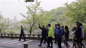 馬英九武漢晨跑  巧遇台灣記者訪問中國大陸的前總統馬英九，30日上午在武漢東湖賓館慢跑，巧遇台灣記者親切揮手回「早」。中央社記者呂佳蓉武漢攝  112年3月30日