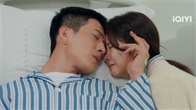 井柏然、譚松韻主演的都市愛情劇《歸路》（圖／愛奇藝國際站提供）